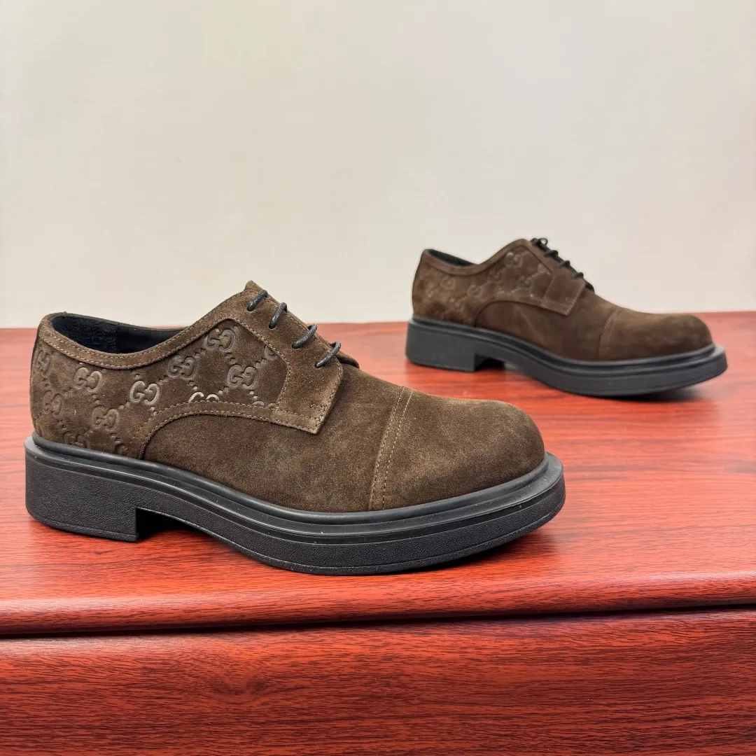 Batch 780 Gucci/Gucci new men's lace-up shoes with GG details, suede leather derby shoes! Rooted in the brand's heritage, these men's lace-up shoes are crafted from suede calfskin and embellished with GG-print embossed suede details in homage to Gucci's iconic monogram. The rubber sole decorated with GG pattern adds a touch of modern fashion to this design. Typical three-joint style design. European and American classic version, full calfskin lining. The overall upper texture is soft and the lining is comfortable and breathable. 2CM thickened soft rubber sole, easy to control. Versatile and stylish upper foot, multiple colors available to meet different matching needs, complete package! Size: 39-40-41-42-43-44 leather shoe size (can be customized to 38.45) Item number: 7826Z suede coffee color